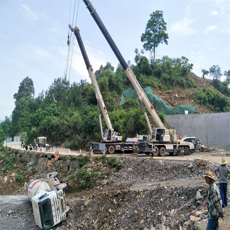 文成县汽车掉沟里叫吊车救援要多少钱